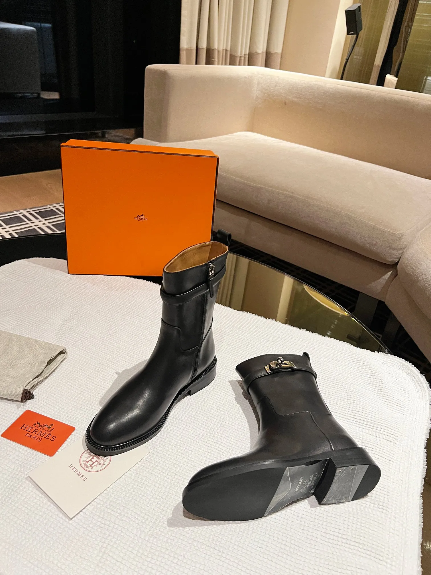 👟👟Ex-factory price 640👟👟 Top version Purchase the original 3D three-dimensional last leg craft boot shaft that does not deform in three dimensions H Home 2025 autumn and winter new HERMES Hermès classic long boots, naturally have unique craftsmanship and quality. The leather of this boot is all imported and customized, and the inner material is also imported custom cowhide. It is easy to wear, comfortable and looks good in everything. It is a must-have autumn and winter style, and the style lasts forever. It is a knight boot that will never go out of style no matter how you wear it. Upper: Imported original calfskin Lining: Imported cowhide lining Size: Female 35-39 (40 41 non-returnable and non-exchangeable)